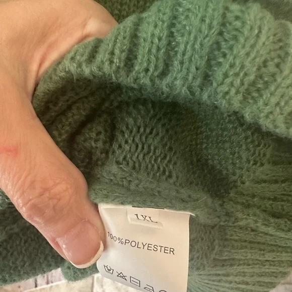 Green V-Neck Sleeveless Sweater - Picture 2 of 3